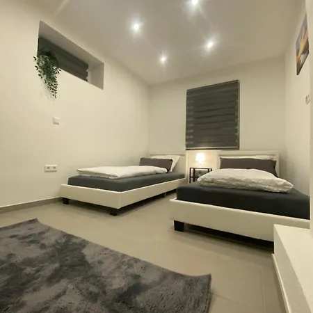 Apartment Business Mit Netflix Premium & Parkplatz, Zentral Zu Audi & Schwarz Gruppe With 2 Bedrooms & Fussbodenheizung