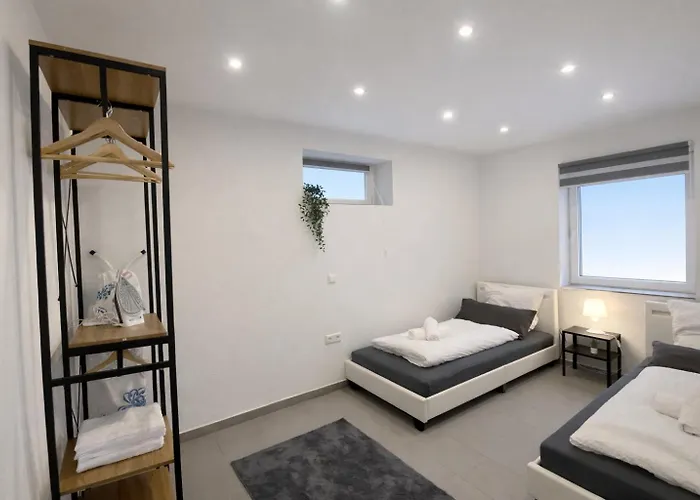 דירה Stn - Mit 2 Schlafzimmer & Parkplatz, Highspeed Wlan, Fussbodenheizung & Netflix Premium, Zentral Zu Audi & Schwarz Gruppe