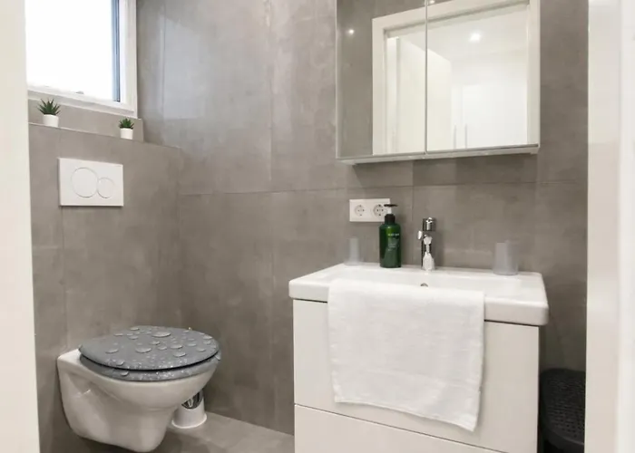 Stn - Mit 2 Schlafzimmer & Parkplatz, Highspeed Wlan, Fussbodenheizung & Netflix Premium, Zentral Zu Audi & Schwarz Gruppe דירה *